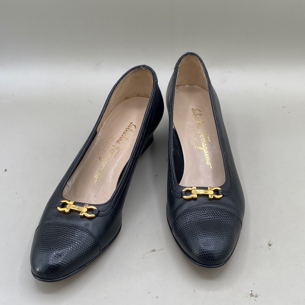 Salvatore Ferragamo Gancini Pumps Black Leather Low Heel size 7 A Italy (lot 111